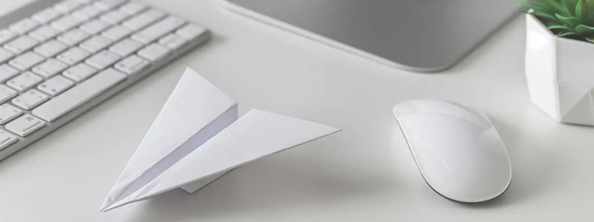 Paper plane illustrates the efficiency of email lists